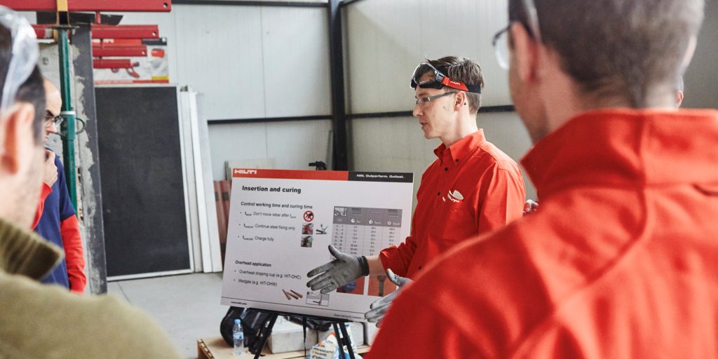 Training, rebar, post-installed rebar, installation, concrete connection, service, installer, pull-out, hands-on, hands on, trainer with poster, theory on jobsite